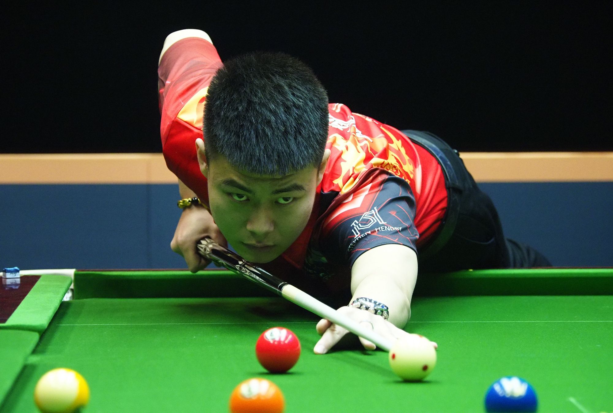 向一侧倾斜 向一侧倾斜